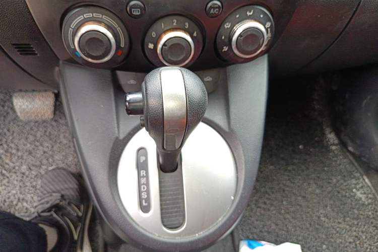 Used Mazda 2 2012 Hatchback Xuan Dong 1.5L Automatic Value Edition Gear Lever