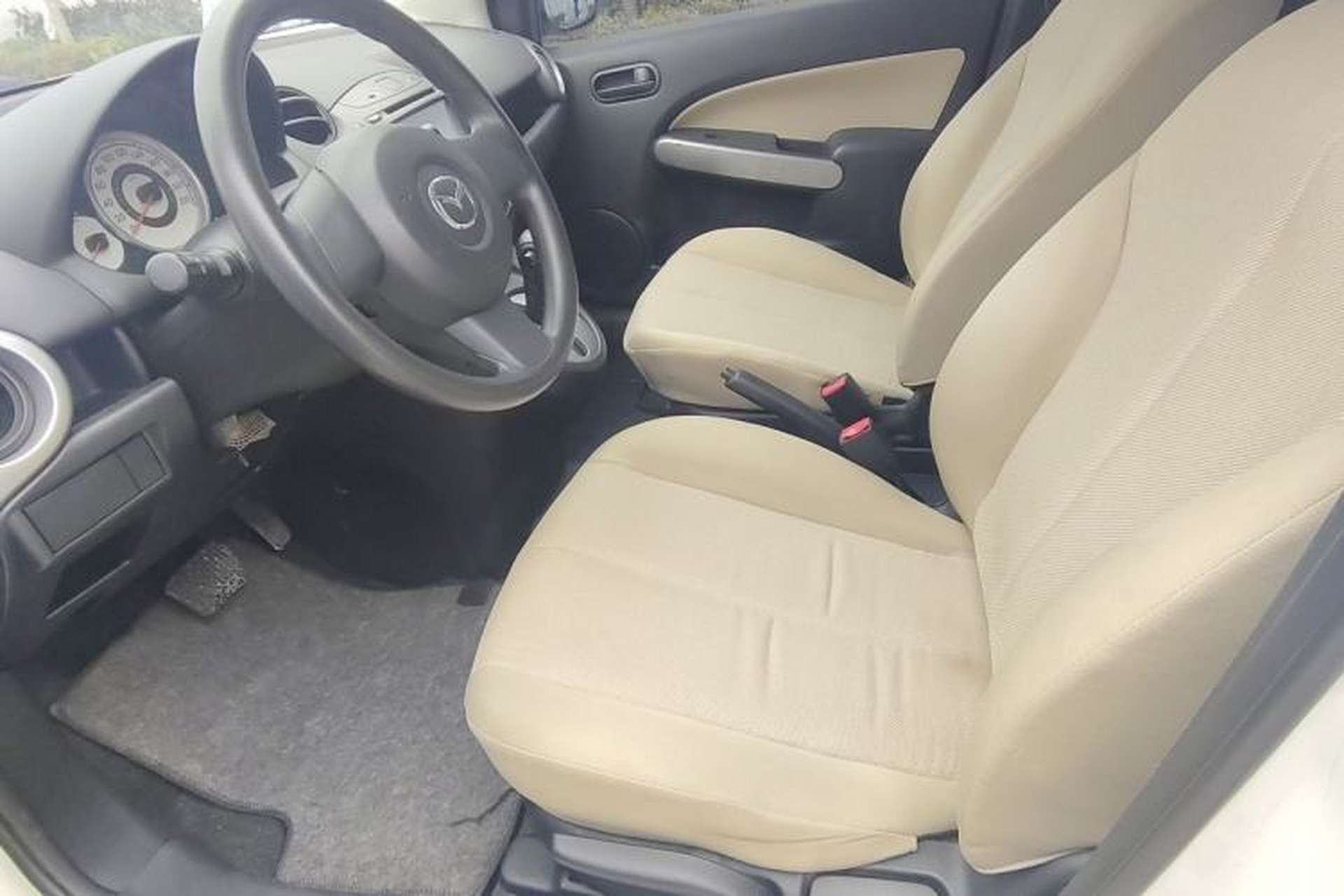 Used Mazda 2 2012 Hatchback Xuan Dong 1.3L Automatic Standard Edition Interior 3