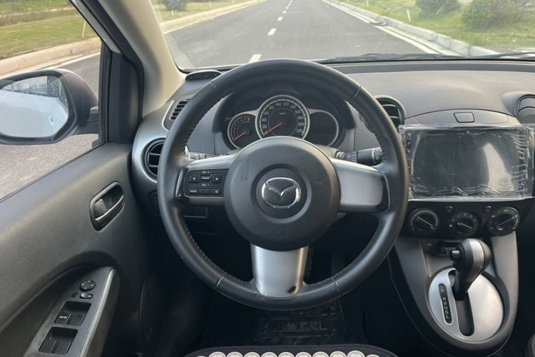 Used Mazda 2 2012 Hatchback Xuan Dong 1.5L Automatic Value Edition Steering Wheel