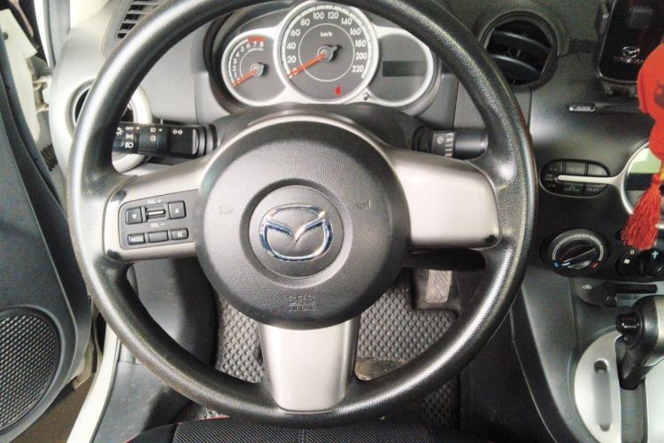 Used Mazda 2 2012 Sedan XuanDong 1.5L Automatic Fashion Edition Steering Wheel