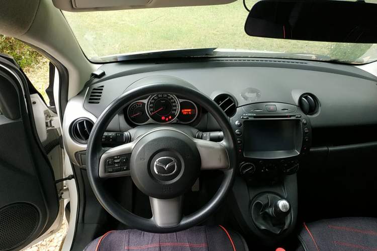 Used Mazda 2 2012 Sedan XuanDong 1.5L Manual Fashion Edition Steering Wheel