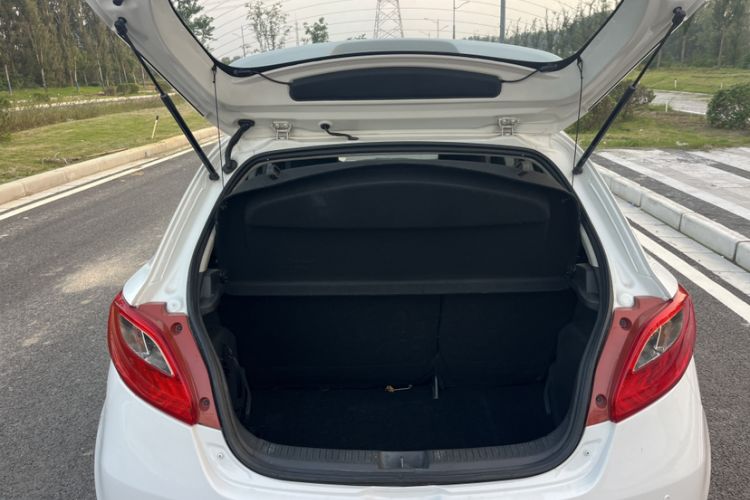 Used Mazda 2 2012 Hatchback Xuan Dong 1.5L Automatic Value Edition Trunk