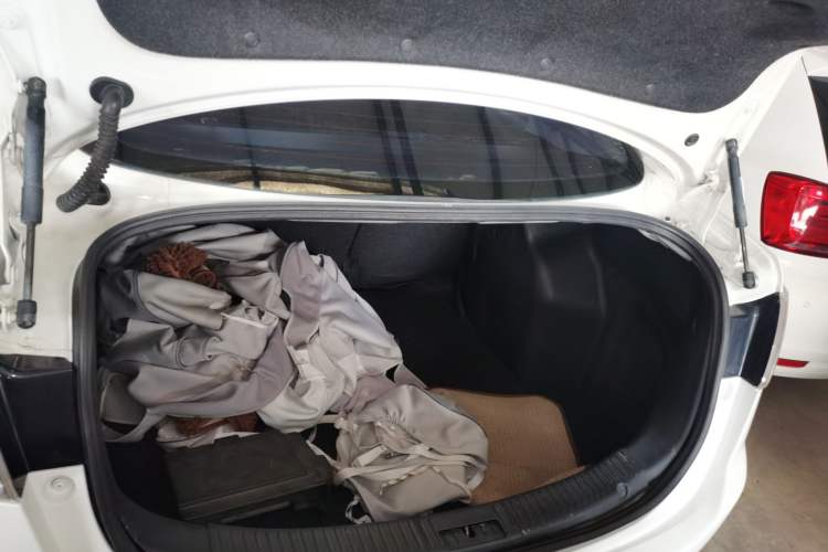 Used Mazda 2 2012 Sedan XuanDong 1.5L Manual Fashion Edition Trunk