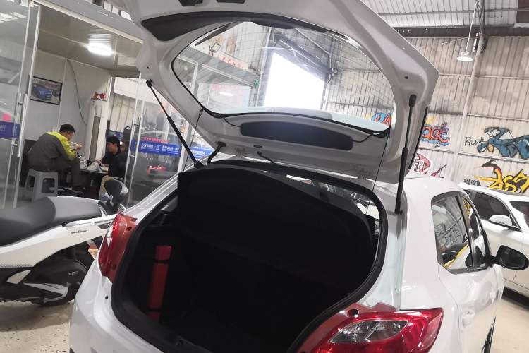 Used Mazda 2 2012 Hatchback Xuan Dong 1.5L Automatic Value Edition Trunk