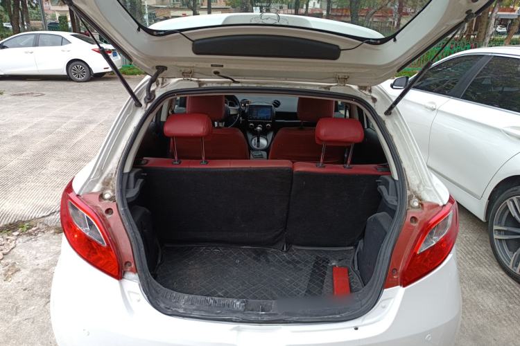 Used Mazda 2 2012 Hatchback Xuan Dong 1.5L Automatic Value Edition Trunk