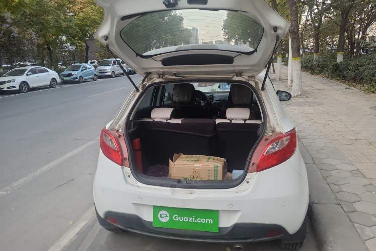 Used Mazda 2 2012 Hatchback Xuan Dong 1.5L Automatic Value Edition Trunk
