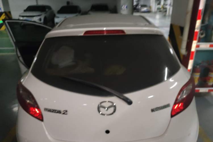 Used Mazda 2 2012 Hatchback Xuan Dong 1.5L Automatic Value Edition Trunk