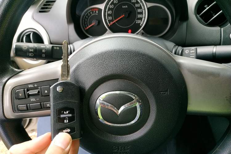 Used Mazda 2 2012 Sedan XuanDong 1.5L Manual Fashion Edition Vehicle Key