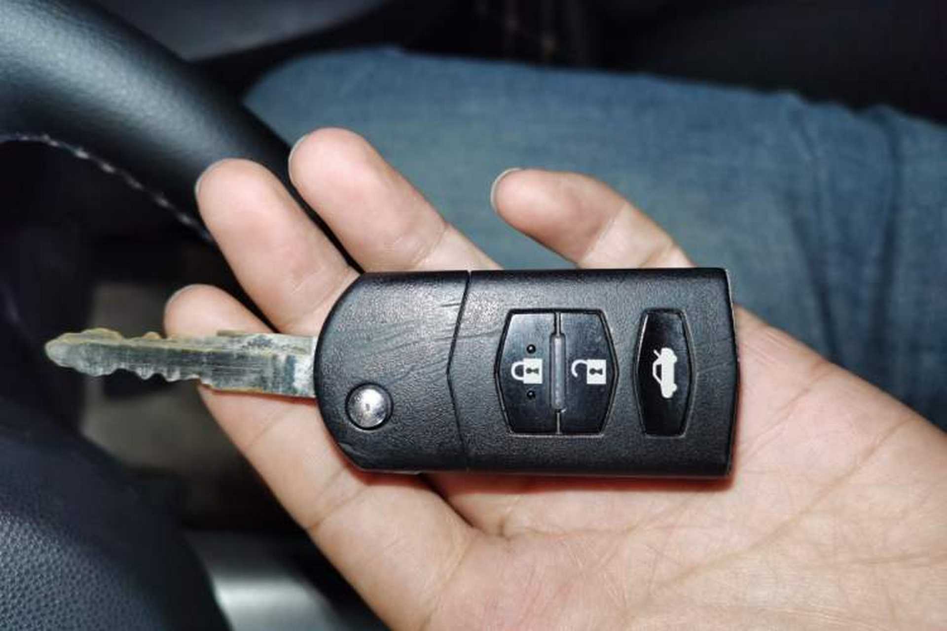 Used Mazda 2 2012 Sedan XuanDong 1.5L Manual Fashion Edition Vehicle Key