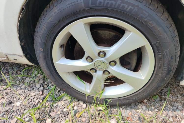 Used Mazda 3 2006 2.0L Automatic Standard Edition Right Front Wheel Hub