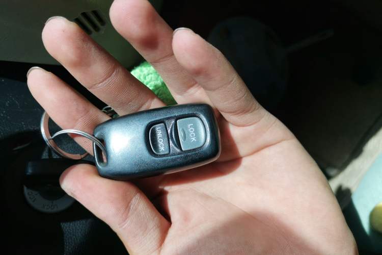 Used Mazda 3 2006 2.0L Automatic Standard Edition Vehicle Key