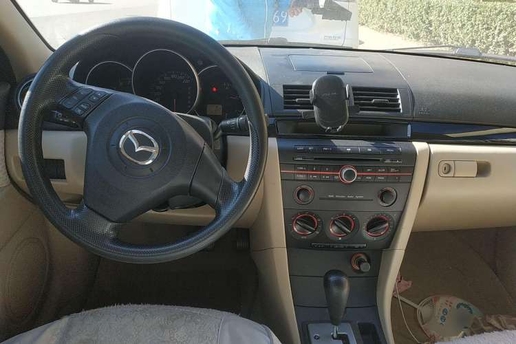 Used Mazda 3 2007 1.6L Automatic Standard Edition Center Console
