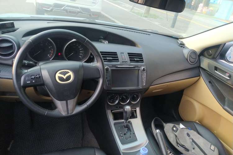 Used Mazda 3 2010 Hatchback 1.6 Automatic Luxury Model Center Console