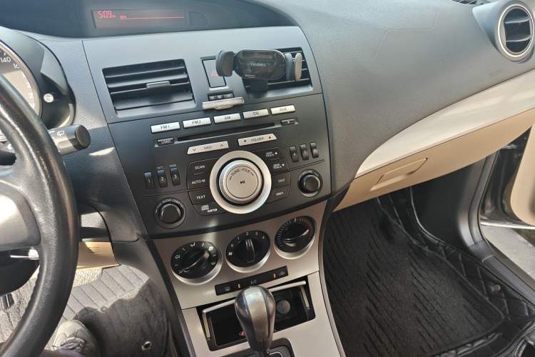Used Mazda 3 2010 Hatchback 1.6 Automatic Luxury Model Audio And AC Panel