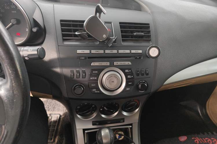 Used Mazda 3 2010 Hatchback 1.6 Automatic Luxury Model Audio And AC Panel