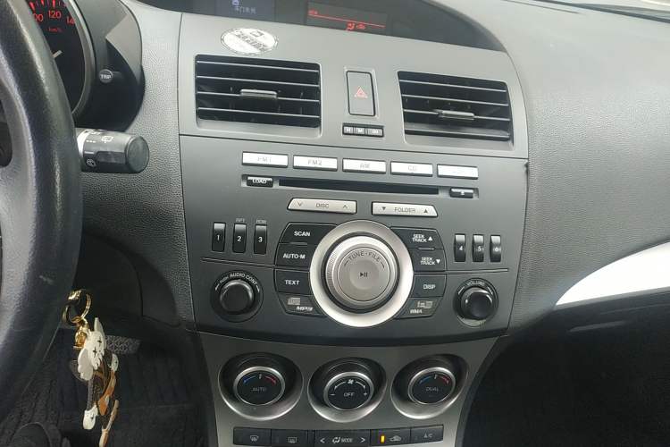 Used Mazda 3 2010 Hatchback 2.0 Automatic Luxury Model Audio And AC Panel
