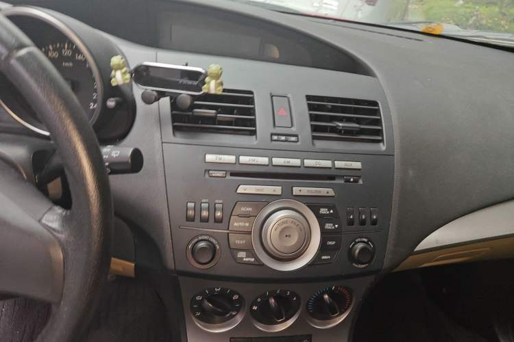 Used Mazda 3 2010 Hatchback 1.6 Automatic Luxury Model Audio And AC Panel