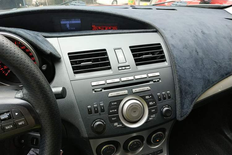Used Mazda 3 2010 Hatchback 2.0 Automatic Luxury Model Audio And AC Panel