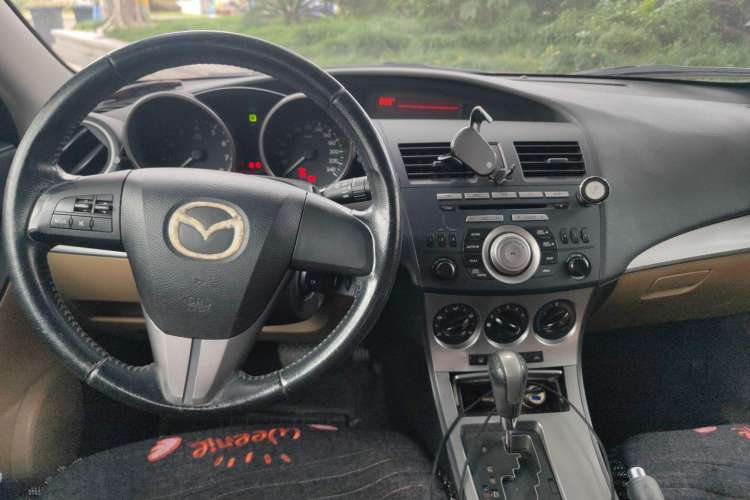 Used Mazda 3 2010 Hatchback 1.6 Automatic Luxury Model Center Console
