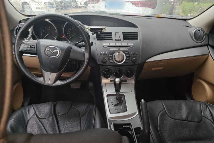 Used Mazda 3 2010 Hatchback 1.6 Automatic Luxury Model Center Console