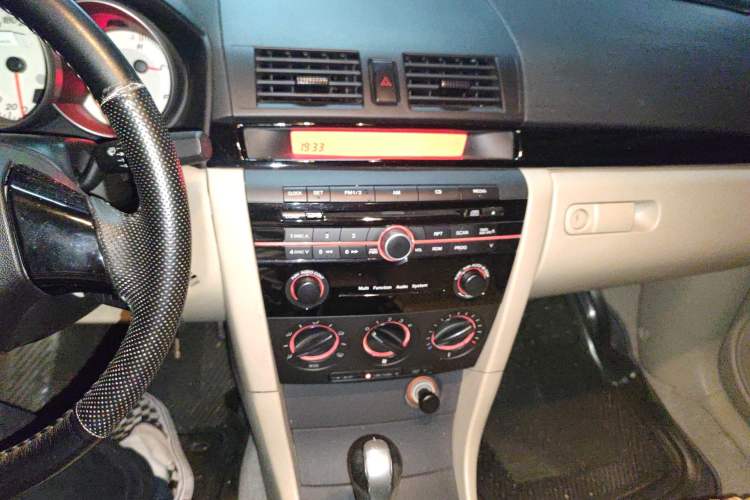 Used Mazda 3 2010 1.6L Automatic Classic Elite Edition Audio And AC Panel