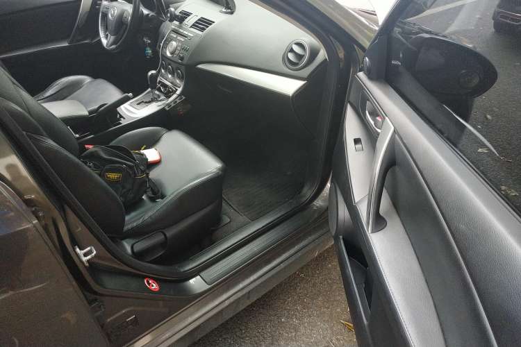 Used Mazda 3 2010 Hatchback 2.0 Automatic Luxury Model Right Front Seat