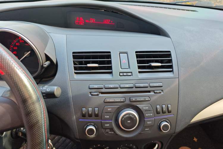 Used Mazda 3 2013 Hatchback 1.6L Automatic Elite Model Audio And AC Panel