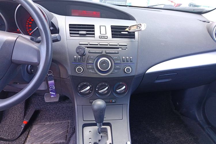 Used Mazda 3 2013 Hatchback 1.6L Automatic Elite Model Audio And AC Panel