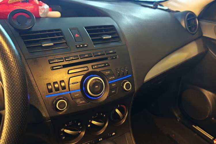 Used Mazda 3 2013 Hatchback 1.6L Automatic Elite Model Audio And AC Panel