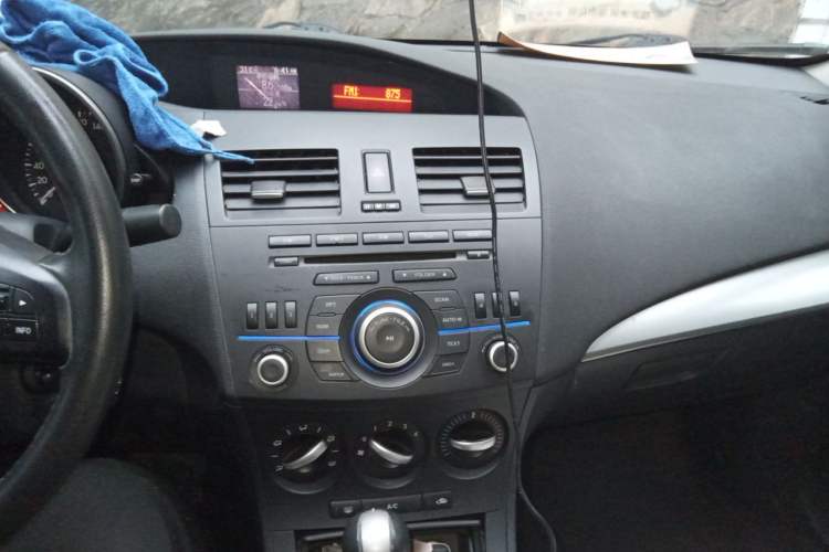 Used Mazda 3 2013 Sedan 1.6L Automatic Elite Model Audio And AC Panel