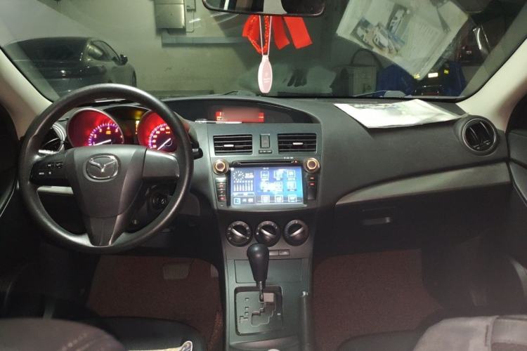Used Mazda 3 2013 Hatchback 1.6L Automatic Elite Model Center Console