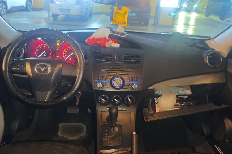 Used Mazda 3 2013 Hatchback 1.6L Automatic Elite Model Center Console