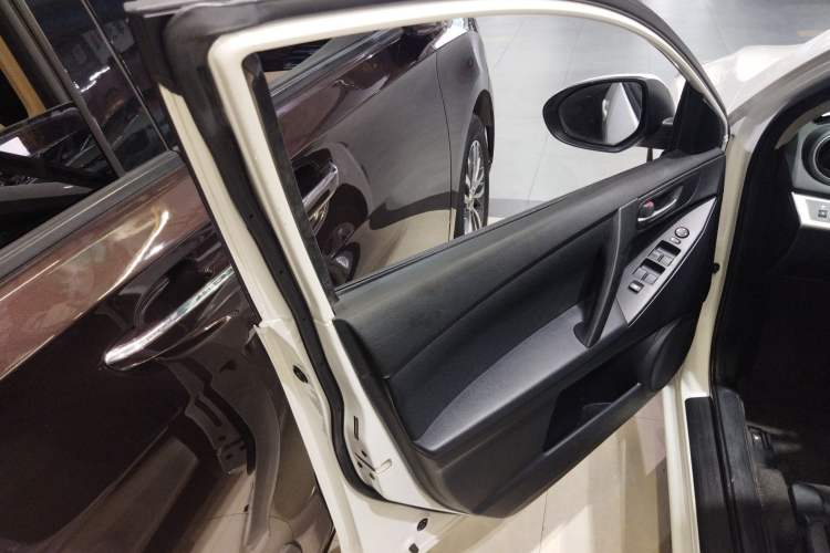Used Mazda 3 2013 Sedan 1.6L Automatic Elite Model Interior 7