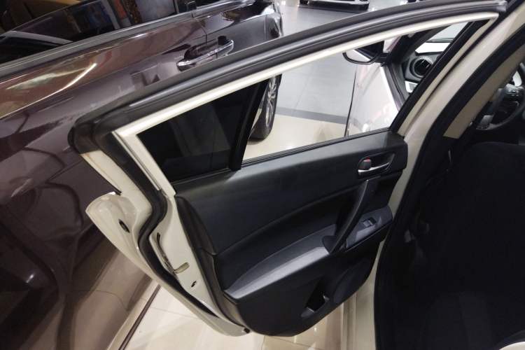 Used Mazda 3 2013 Sedan 1.6L Automatic Elite Model Interior 8