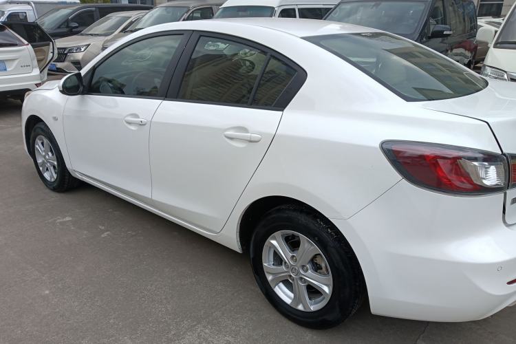 Used Mazda 3 2015 Sedan 1.6L Manual Comfort Model Exterior 2