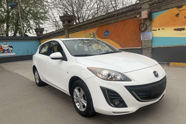 Used Mazda 3 2015 Hatchback 1.6L Automatic Elite Model Exterior 2