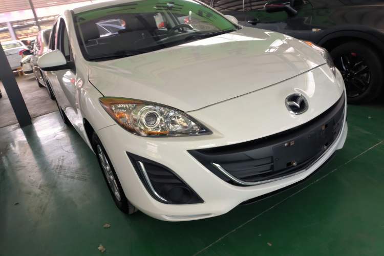 Used Mazda 3 2015 Hatchback 1.6L Manual Comfort Edition Exterior 2
