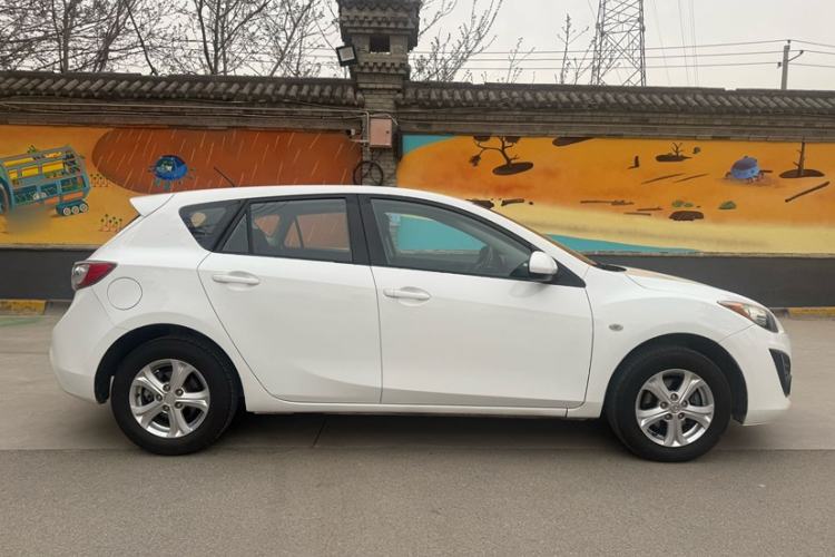 Used Mazda 3 2015 Hatchback 1.6L Automatic Elite Model Exterior 2