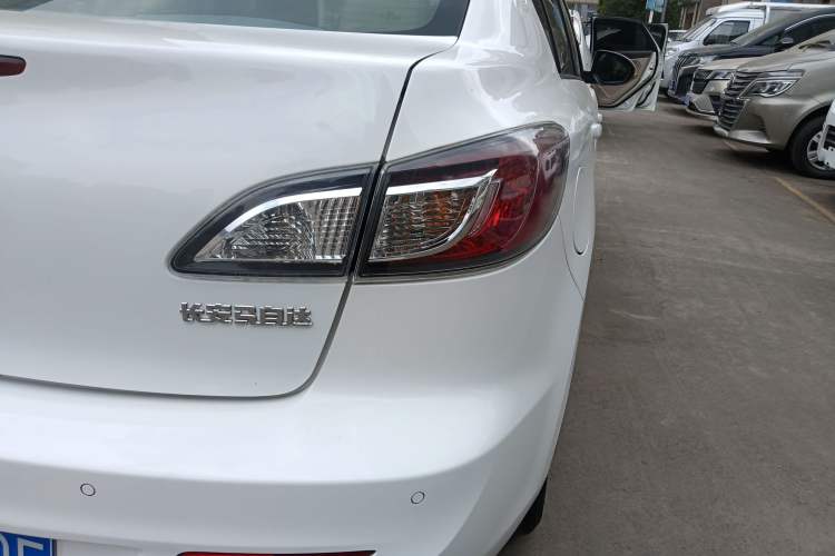 Used Mazda 3 2015 Sedan 1.6L Manual Comfort Model Exterior 3