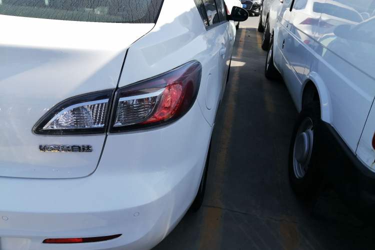Used Mazda 3 2015 Sedan 1.6L Automatic Elite Model Exterior 3