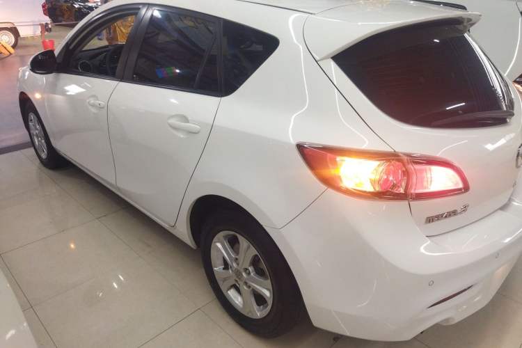 Used Mazda 3 2015 Hatchback 1.6L Automatic Elite Model Exterior 3