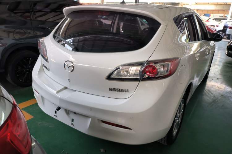Used Mazda 3 2015 Hatchback 1.6L Manual Comfort Edition Exterior 3
