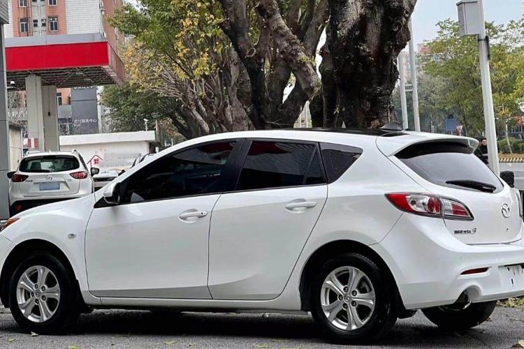 Used Mazda 3 2015 Hatchback 1.6L Automatic Elite Model Exterior 3