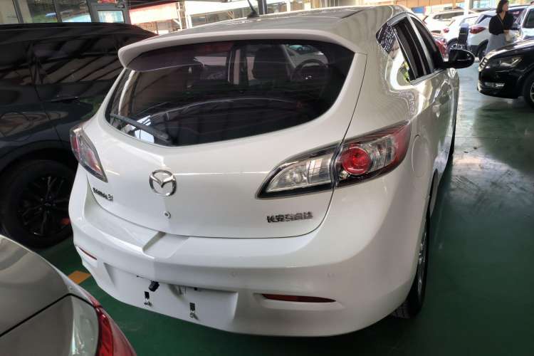 Used Mazda 3 2015 Hatchback 1.6L Manual Comfort Edition Exterior 4