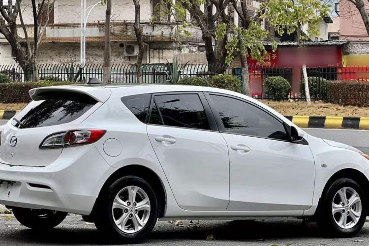 Used Mazda 3 2015 Hatchback 1.6L Automatic Elite Model Exterior 4