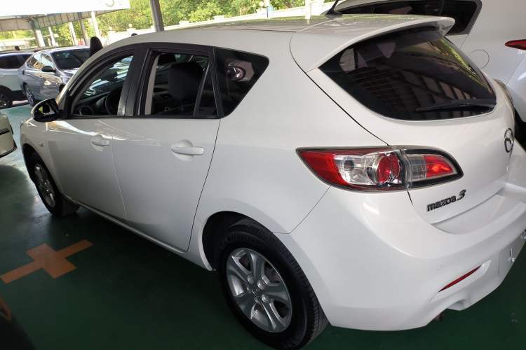 Used Mazda 3 2015 Hatchback 1.6L Manual Comfort Edition Exterior 5