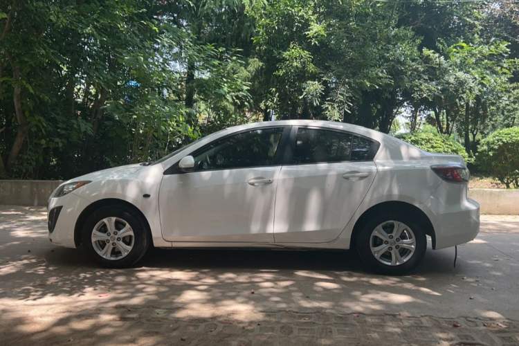 Used Mazda 3 2015 Sedan 1.6L Automatic Elite Model Exterior 5