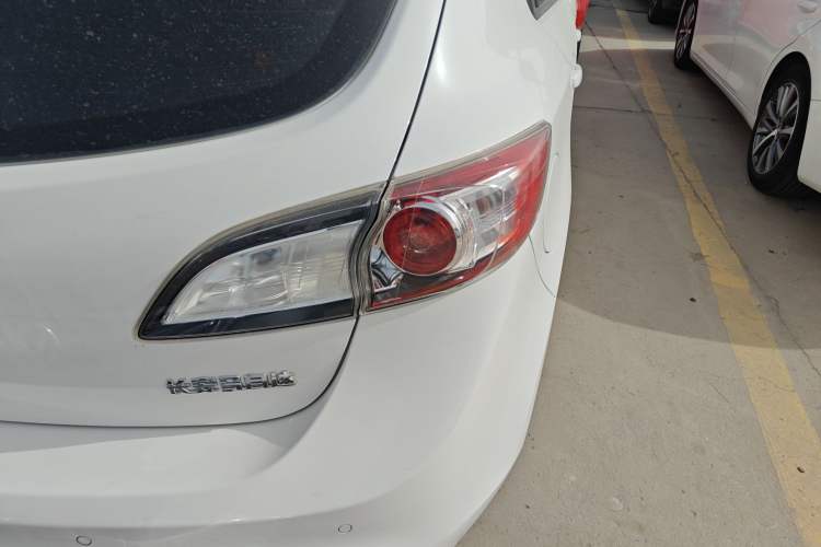 Used Mazda 3 2015 Hatchback 1.6L Automatic Elite Model Exterior 6