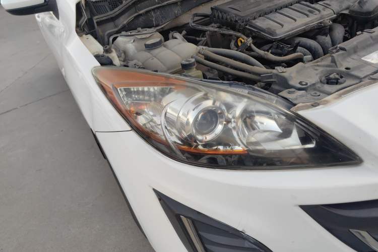 Used Mazda 3 2015 Sedan 1.6L Manual Comfort Model Exterior 6