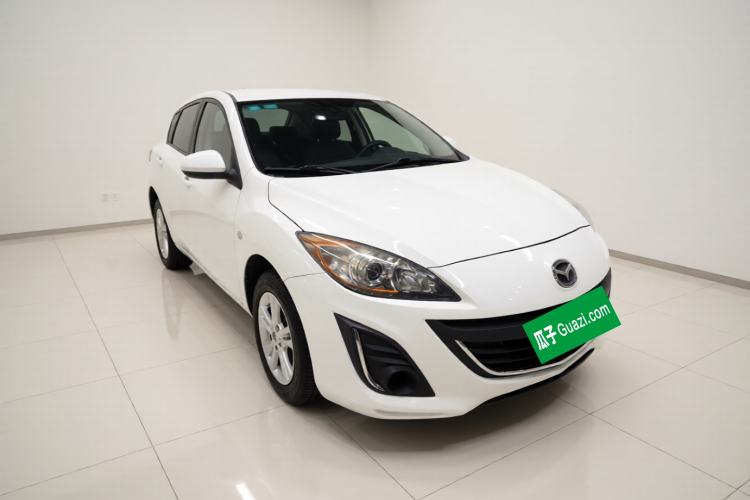 Used Mazda 3 2015 Hatchback 1.6L Manual Comfort Edition Front Right 45 Deg
